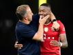 Trainer Hansi Flick würde David Alaba (r) gern beim FC Bayern halten. Foto: Robert Michael/dpa-Zentralbild/Pool/dpa