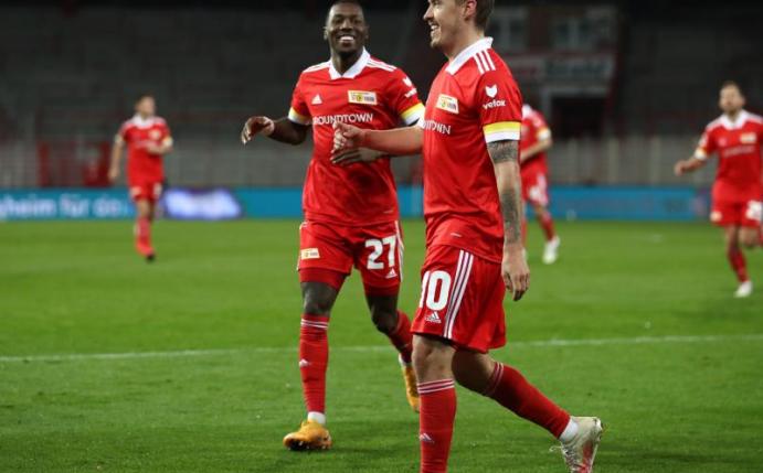 Max Kruse (M) feiert sein Tor zum 4:0 fer Elfmeter für Union Berlin. Foto: Maja Hitij/Getty Images Europe/Pool/dpa