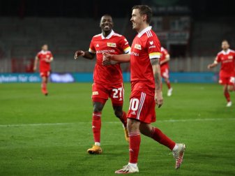 Max Kruse (M) feiert sein Tor zum 4:0 fer Elfmeter für Union Berlin. Foto: Maja Hitij/Getty Images Europe/Pool/dpa Max Kruse (M) feiert sein Tor zum 4:0 fer Elfmeter für Union Berlin. Foto: Maja Hitij/Getty Images Europe/Pool/dpa