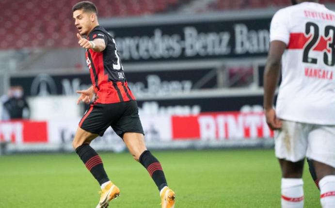 Hat die Eintracht mit seinem Anschlusstreffer im Spiel gehalten: André Silva freut sich üer sein Tor zum 2:1. Foto: Sebastian Gollnow/dpa