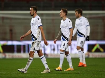 Bielefelds Spieler zeigen sich nach der 0:5-Niederlage in Berlin enttäuscht. Foto: Maja Hitij/Getty Images Europe/Pool/dpa Bielefelds Spieler zeigen sich nach der 0:5-Niederlage in Berlin enttäuscht. Foto: Maja Hitij/Getty Images Europe/Pool/dpa