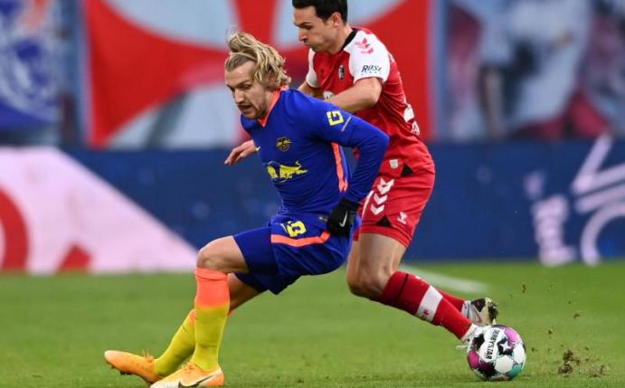 Leipzigs Emil Forsberg (l) und Freiburgs Nicolas Höfler kämpfen um den Ball. Foto: Hendrik Schmidt/dpa-Zentralbild/dpa