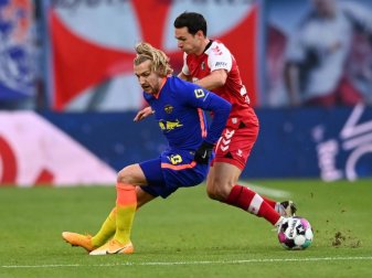Leipzigs Emil Forsberg (l) und Freiburgs Nicolas Höfler kämpfen um den Ball. Foto: Hendrik Schmidt/dpa-Zentralbild/dpa Leipzigs Emil Forsberg (l) und Freiburgs Nicolas Höfler kämpfen um den Ball. Foto: Hendrik Schmidt/dpa-Zentralbild/dpa