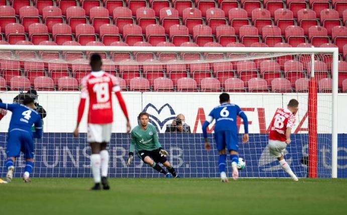Ein Elfmeter von Daniel Borosinski brachte Mainz gegen Schalke in Führung. Foto: Torsten Silz/dpa