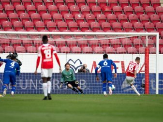 Ein Elfmeter von Daniel Borosinski brachte Mainz gegen Schalke in Führung. Foto: Torsten Silz/dpa Ein Elfmeter von Daniel Borosinski brachte Mainz gegen Schalke in Führung. Foto: Torsten Silz/dpa