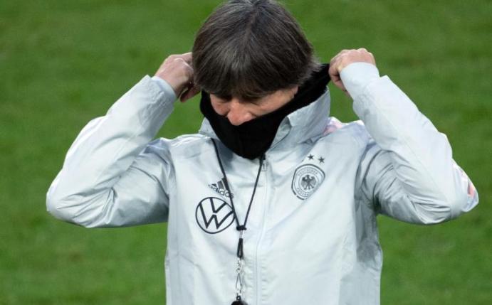 Muss zum Jahresabschluss ein paar Ausfälle hinnehmen: Bundestrainer Joachim Löw. Foto: Federico Gambarini/dpa