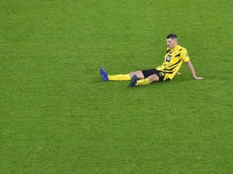 Thomas Meunier sitzt noch Minuten nach dem 2:3 gegen den FC Bayern auf dem Rasen. Foto: Martin Meissner/Pool AP/dpa Thomas Meunier sitzt noch Minuten nach dem 2:3 gegen den FC Bayern auf dem Rasen. Foto: Martin Meissner/Pool AP/dpa