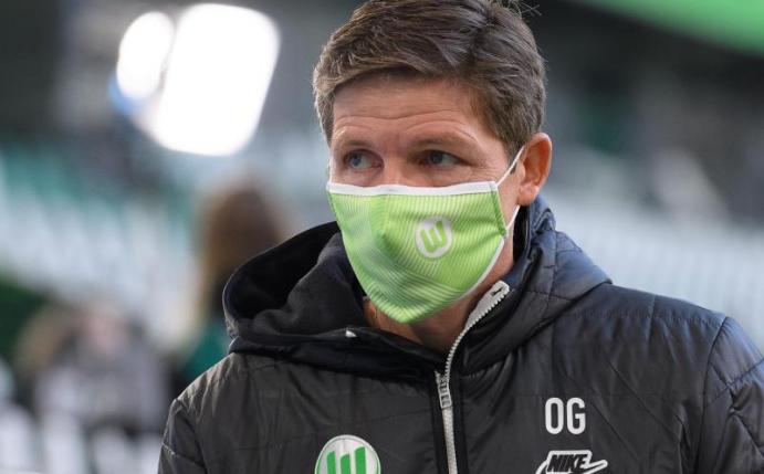 Wolfsburgs Trainer Oliver Glasner steht vor dem Spiel mit Mund-Nasen-Bedeckung im Stadion. Foto: Swen Pförtner/dpa