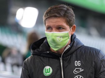 Wolfsburgs Trainer Oliver Glasner steht vor dem Spiel mit Mund-Nasen-Bedeckung im Stadion. Foto: Swen Pförtner/dpa Wolfsburgs Trainer Oliver Glasner steht vor dem Spiel mit Mund-Nasen-Bedeckung im Stadion. Foto: Swen Pförtner/dpa
