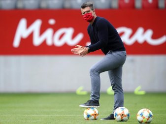 Jens Scheuer, Trainer vom FC Bayern München, beobachtet seine Spielerinnen beim Aufwärmen. Foto: Adam Pretty/Getty Images Europe/Pool/dpa Jens Scheuer, Trainer vom FC Bayern München, beobachtet seine Spielerinnen beim Aufwärmen. Foto: Adam Pretty/Getty Images Europe/Pool/dpa