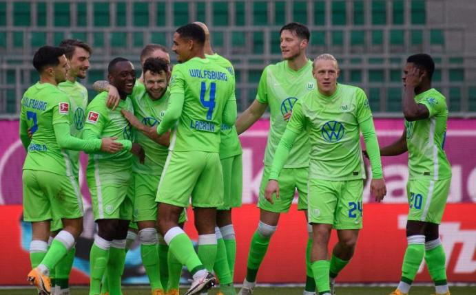 Wolfsburgs Spieler jubeln nach dem 1:0 durch Mittelfeldspieler Renato Steffen (4.v.l.). Foto: Swen Pförtner/dpa