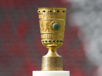 Für den Gewinner des DFB-Pokal-Wettbewerbs wartet als Belohnung diese Trophäe: der DFB-Pokal. Foto: Jan Woitas/zb/dpa Für den Gewinner des DFB-Pokal-Wettbewerbs wartet als Belohnung diese Trophäe: der DFB-Pokal. Foto: Jan Woitas/zb/dpa