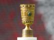 Für den Gewinner des DFB-Pokal-Wettbewerbs wartet als Belohnung diese Trophäe: der DFB-Pokal. Foto: Jan Woitas/zb/dpa