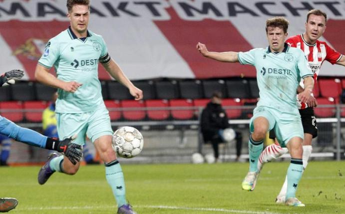 Eindhovens Mario Götze (r) erzielt gegen Willem II Tilburgs Jorn Brondeel (l) das Tor zum 2:0. Foto: -/ANP/dpa