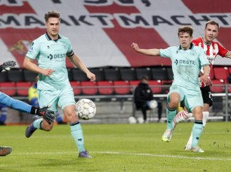 Eindhovens Mario Götze (r) erzielt gegen Willem II Tilburgs Jorn Brondeel (l) das Tor zum 2:0. Foto: -/ANP/dpa Eindhovens Mario Götze (r) erzielt gegen Willem II Tilburgs Jorn Brondeel (l) das Tor zum 2:0. Foto: -/ANP/dpa