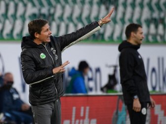 Wolfsburgs Trainer Oliver Glasner gestikuliert am Spielfeldrand. Foto: Swen Pförtner/dpa Wolfsburgs Trainer Oliver Glasner gestikuliert am Spielfeldrand. Foto: Swen Pförtner/dpa