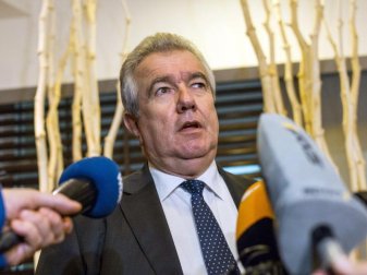 Vizepräsident Frymuth geht nicht davon aus, dass Verbandsboss Fritz Keller in der derzeitigen Krise DFB verlassen könnte. Foto: Philipp von Ditfurth/dpa Vizepräsident Frymuth geht nicht davon aus, dass Verbandsboss Fritz Keller in der derzeitigen Krise DFB verlassen könnte. Foto: Philipp von Ditfurth/dpa