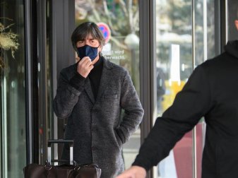 Sieht vor der Fußball-EM im kommenden Sommer noch viel Arbeit auf das DFB-Team zukommen: Bundestrainer Joachim Löw. Foto: Robert Michael/dpa-Zentralbild/dpa