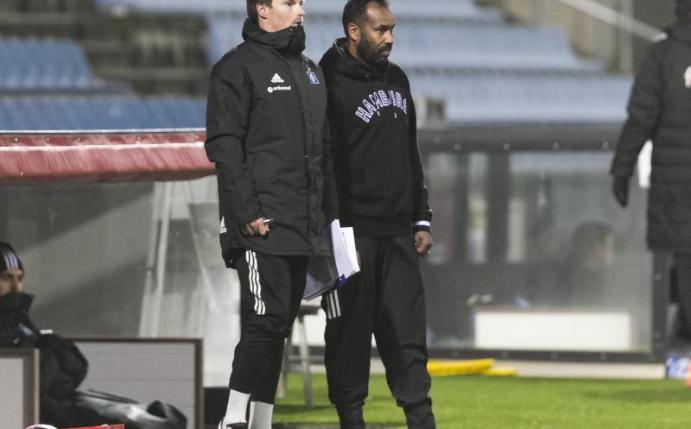 Co-Trainer Merlin Polzin (l) und der HSV-Trainer Daniel Thioune beobachten das Spiel. Foto: Frank Molter/dpa