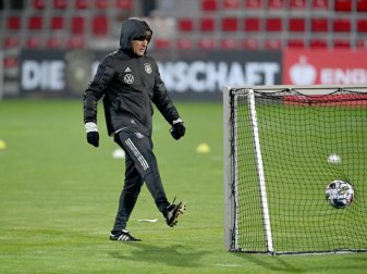 Bundestrainer Joachim Löw beim DFB-Training in Leipzig. Foto: Robert Michael/dpa-Zentralbild/dpa Bundestrainer Joachim Löw beim DFB-Training in Leipzig. Foto: Robert Michael/dpa-Zentralbild/dpa