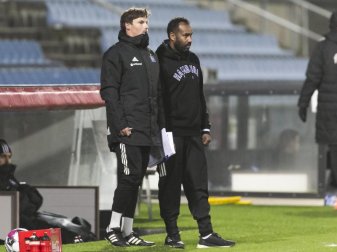 Co-Trainer Merlin Polzin (l) und der HSV-Trainer Daniel Thioune beobachten das Spiel. Foto: Frank Molter/dpa Co-Trainer Merlin Polzin (l) und der HSV-Trainer Daniel Thioune beobachten das Spiel. Foto: Frank Molter/dpa