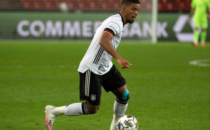 Kritisiert die aktuell sehr hohe Belastung für Profifußballer: Benjamin Henrichs. Foto: Federico Gambarini/dpa