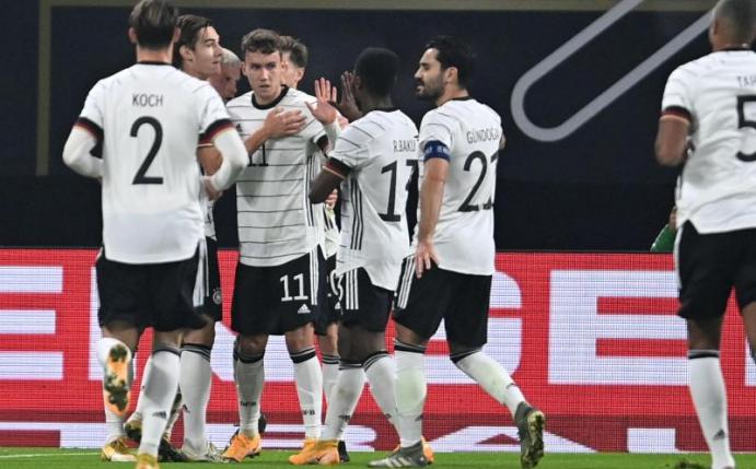 Dank Luca Waldschmidt (3.v.l.) feierte das DFB-Team einen Sieg im Testspiel gegen Tschechien. Foto: Robert Michael/dpa-Zentralbild/dpa