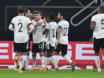 Dank Luca Waldschmidt (3.v.l.) feierte das DFB-Team einen Sieg im Testspiel gegen Tschechien. Foto: Robert Michael/dpa-Zentralbild/dpa Dank Luca Waldschmidt (3.v.l.) feierte das DFB-Team einen Sieg im Testspiel gegen Tschechien. Foto: Robert Michael/dpa-Zentralbild/dpa