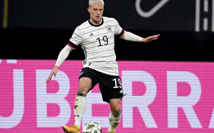 Bereitet bei seinem Länderspiel-Debüt den Siegtreffer vor: Philipp Max. Foto: Robert Michael/dpa-Zentralbild/dpa