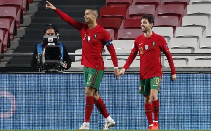 Cristiano Ronaldo (l) traf für Portugal auch gegen Andorra. Foto: Armando Franca/AP/dpa