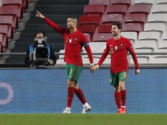Cristiano Ronaldo (l) traf für Portugal auch gegen Andorra. Foto: Armando Franca/AP/dpa Cristiano Ronaldo (l) traf für Portugal auch gegen Andorra. Foto: Armando Franca/AP/dpa