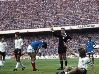 Schiedsrichter des WM-Halbfinales 1982: Charles Corver