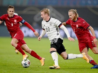 Auch gegen die Tschechen sei Julian Brandt (M.) laut Bundestrainer Löw «nicht immer glücklich in seinen Aktionen» gewesen. Foto: Robert Michael/dpa-Zentralbild/dpa Auch gegen die Tschechen sei Julian Brandt (M.) laut Bundestrainer Löw «nicht immer glücklich in seinen Aktionen» gewesen. Foto: Robert Michael/dpa-Zentralbild/dpa
