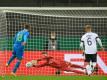 DFB-Keeper Finn Dahmen (M) rettete der deutschen U21 einen Punkt gegen Slowenien. Foto: Swen Pförtner/dpa