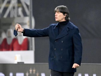 Hat mit dem DFB-Team die Ukraine vor der Brust: Bundestrainer Joachim Löw. Foto: Robert Michael/dpa-Zentralbild/dpa Hat mit dem DFB-Team die Ukraine vor der Brust: Bundestrainer Joachim Löw. Foto: Robert Michael/dpa-Zentralbild/dpa