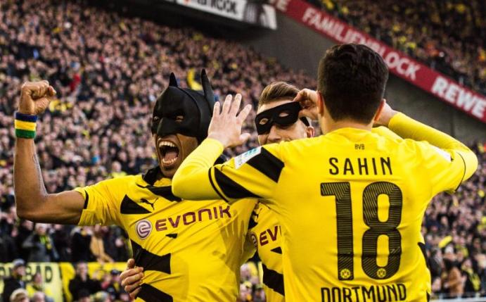 Jubelten schon 2015 beim BVB als Batman und Robin: Pierre-Emerick Aubameyang (r) und Marco Reus (M). Foto: Maja Hitij/dpa