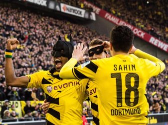 Jubelten schon 2015 beim BVB als Batman und Robin: Pierre-Emerick Aubameyang (r) und Marco Reus (M). Foto: Maja Hitij/dpa Jubelten schon 2015 beim BVB als Batman und Robin: Pierre-Emerick Aubameyang (r) und Marco Reus (M). Foto: Maja Hitij/dpa