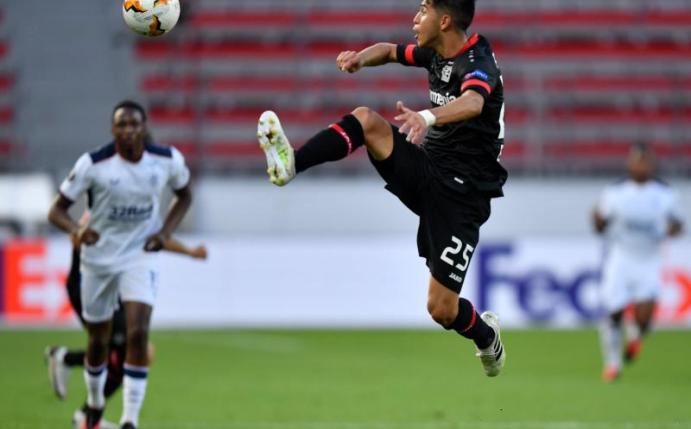 Leverkusens Exequiel Palacios hat sich schwer am Rücken verletzt. Foto: Martin Meissner/AP-Pool/dpa
