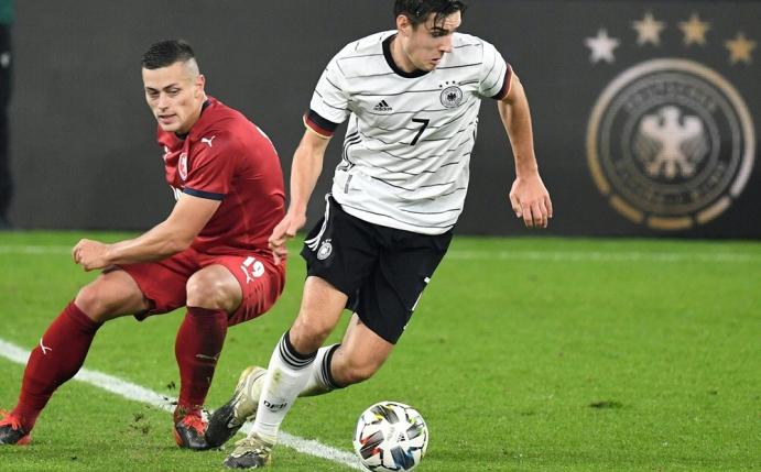 Florian Neuhaus kassiert großes Lob von Trainer Rose 