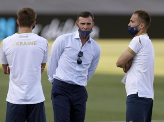 Durchlebte mit seinem Team unruhige Wochen: Ukraine-Coach Andrej Schewtschenko (M). Foto: Bernat Armangue/AP/dpa Durchlebte mit seinem Team unruhige Wochen: Ukraine-Coach Andrej Schewtschenko (M). Foto: Bernat Armangue/AP/dpa