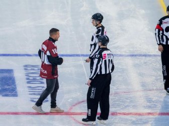 Will die Schlittschuhe anziehen: Ex-Fußball-Weltmeister Lukas Podolski (l). Foto: Rolf Vennenbernd/dpa Will die Schlittschuhe anziehen: Ex-Fußball-Weltmeister Lukas Podolski (l). Foto: Rolf Vennenbernd/dpa