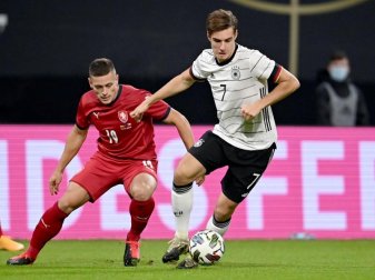 Florian Neuhaus (r) hat schon gegen Tschechien das Trikot der DFB-Elf getragen. Foto: Robert Michael/dpa-Zentralbild/dpa Florian Neuhaus (r) hat schon gegen Tschechien das Trikot der DFB-Elf getragen. Foto: Robert Michael/dpa-Zentralbild/dpa