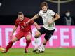 Florian Neuhaus (r) hat schon gegen Tschechien das Trikot der DFB-Elf getragen. Foto: Robert Michael/dpa-Zentralbild/dpa