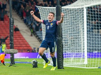Schottland erstmals seit 1996 bei einer Fußball-EM Schottland erstmals seit 1996 bei einer Fußball-EM
