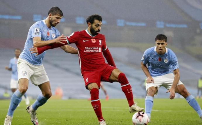Eine Meldung über einen positiven Corona-Test bei Mohamed Salah (M.) hat für Verwirrung gesorgt. Foto: Clive Brunskill/Pool Getty/dpa