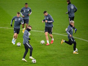 Ungeachtet der neuen Corona-Fälle beim Gegner bereiteten sich die deutschen Nationalspieler auf das Spiel gegen die Ukraine vor. Foto: Robert Michael/dpa-Zentralbild/dpa Ungeachtet der neuen Corona-Fälle beim Gegner bereiteten sich die deutschen Nationalspieler auf das Spiel gegen die Ukraine vor. Foto: Robert Michael/dpa-Zentralbild/dpa