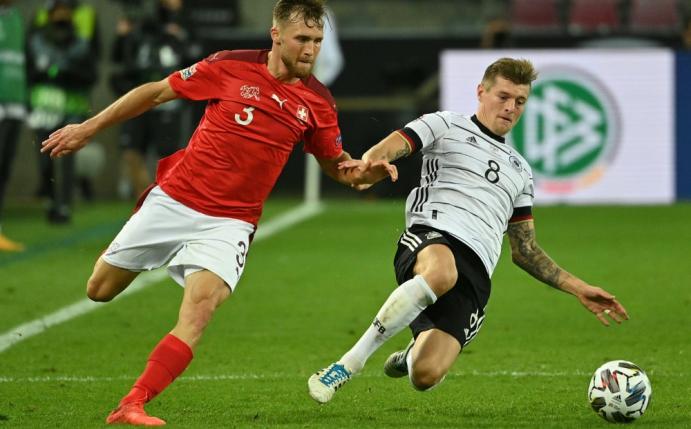 Silvan Widmer (l.) wurde positiv auf COVID-19 gestestet