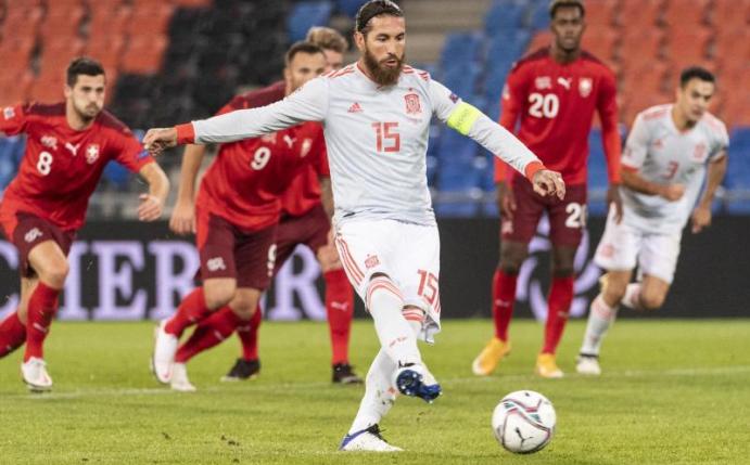 Der Spanier Sergio Ramos scheiterte in seinem 177. Länderspiel gleich zweimal vom Elfmeterpunkt. Foto: Alessandro Della Valle/KEYSTONE/dpa