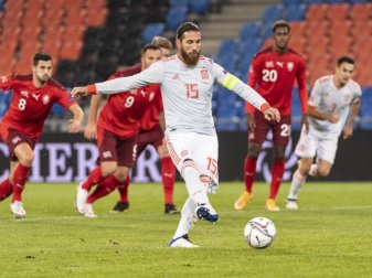 Der Spanier Sergio Ramos scheiterte in seinem 177. Länderspiel gleich zweimal vom Elfmeterpunkt. Foto: Alessandro Della Valle/KEYSTONE/dpa Der Spanier Sergio Ramos scheiterte in seinem 177. Länderspiel gleich zweimal vom Elfmeterpunkt. Foto: Alessandro Della Valle/KEYSTONE/dpa