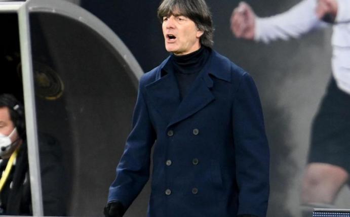 Kann seinen Blick momentan nicht vollends auf das Sportliche richten: Bundestrainer Joachim Löw. Foto: Robert Michael/dpa-Zentralbild/dpa